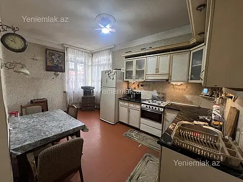 Satılır 12 otaqlı həyət evi 400 m²