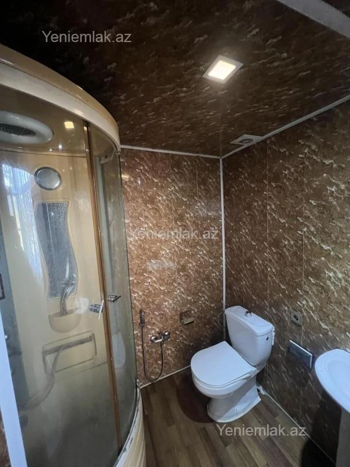 Satılır 12 otaqlı həyət evi 400 m²