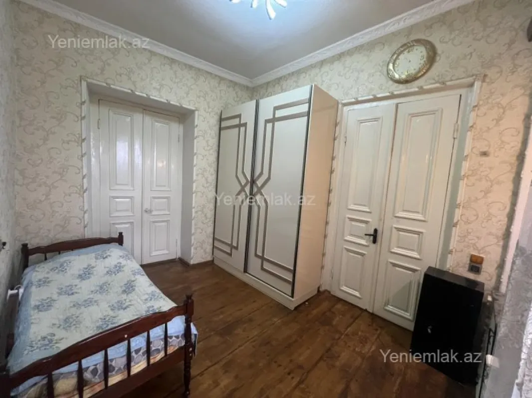 Satılır 12 otaqlı həyət evi 400 m²