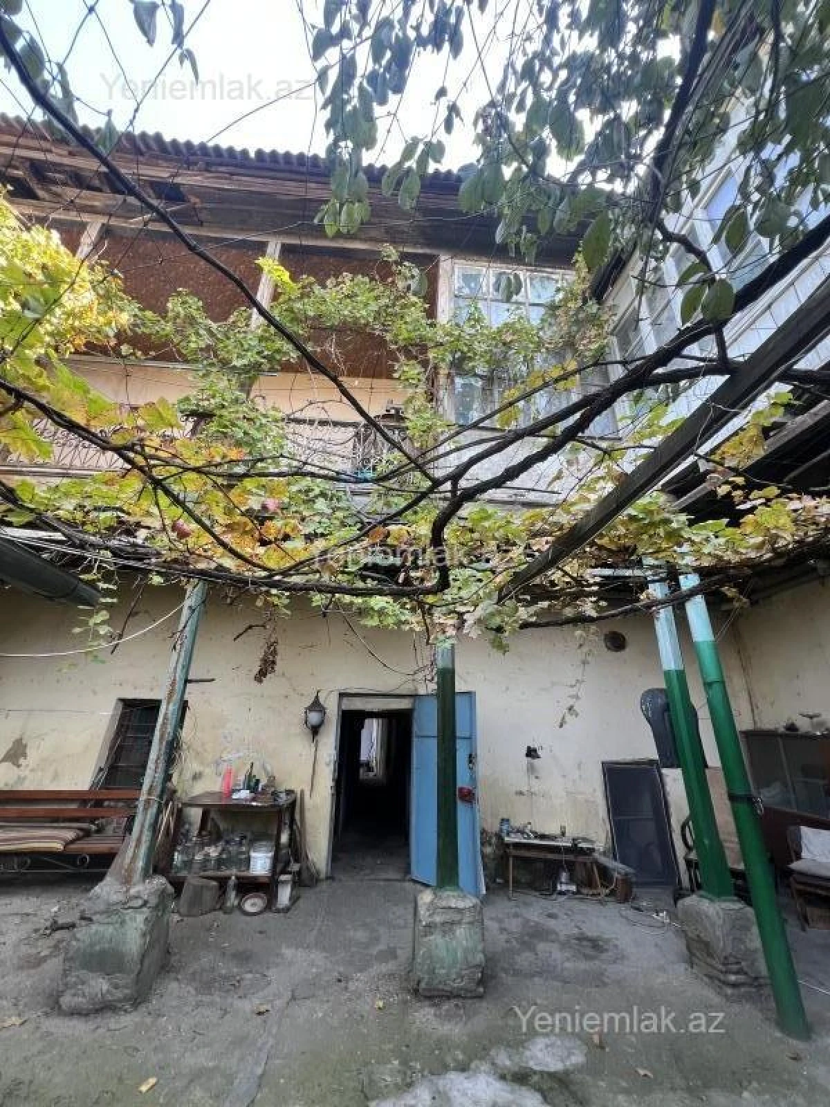 Satılır 12 otaqlı həyət evi 400 m²