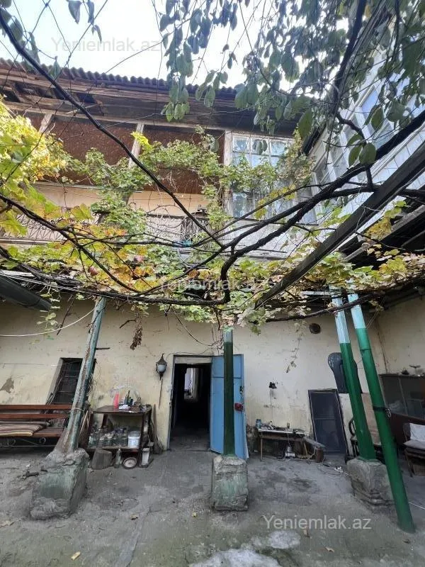 Satılır 12 otaqlı həyət evi 400 m²