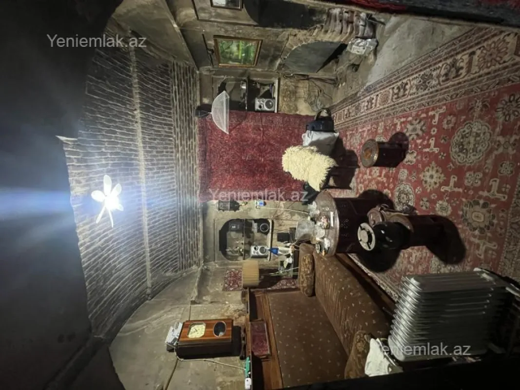 Satılır 12 otaqlı həyət evi 400 m²