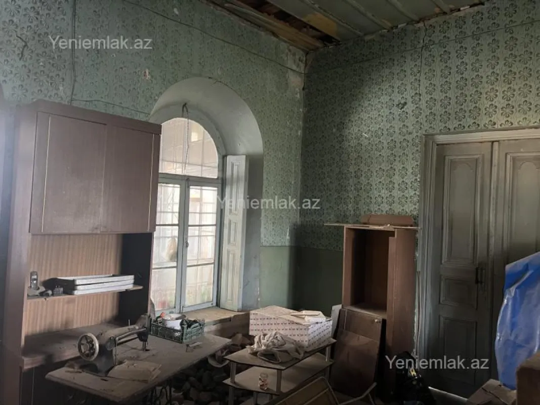 Satılır 12 otaqlı həyət evi 400 m²