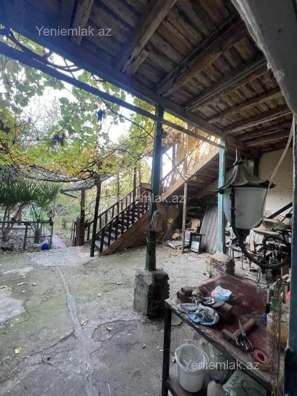 Satılır 12 otaqlı həyət evi 400 m²