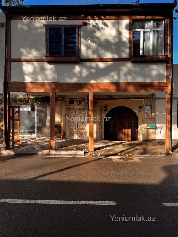 Satılır 12 otaqlı həyət evi 400 m²