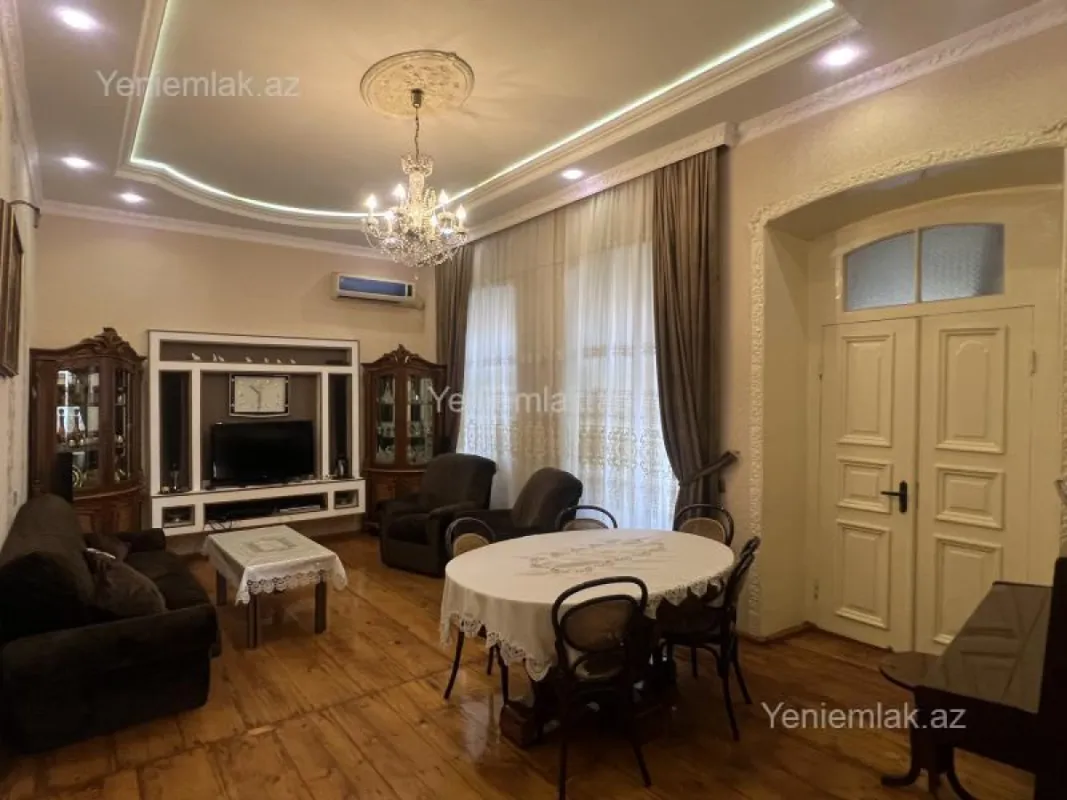 Satılır 12 otaqlı həyət evi 400 m²