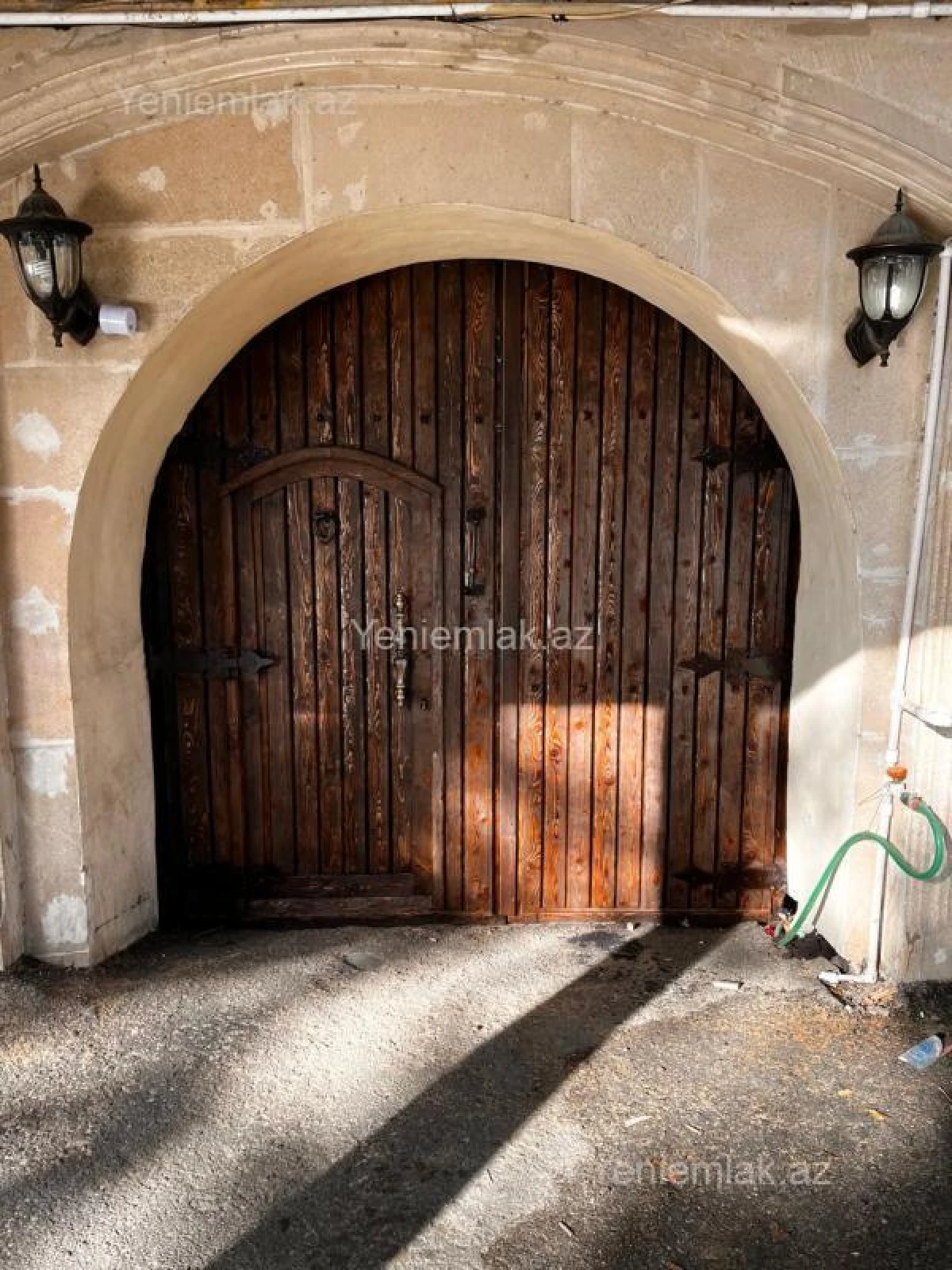 Satılır 12 otaqlı həyət evi 400 m²