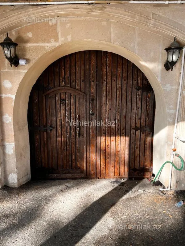 Satılır 12 otaqlı həyət evi 400 m²