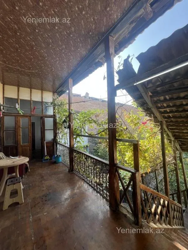 Satılır 12 otaqlı həyət evi 400 m²