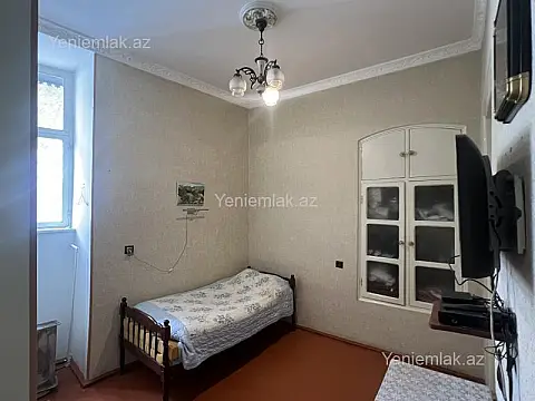 Satılır 12 otaqlı həyət evi 400 m²