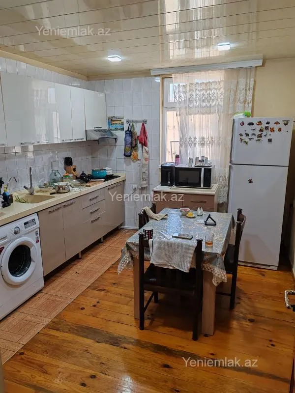 Satılır 4 otaqlı köhnə tikili 110 m²
