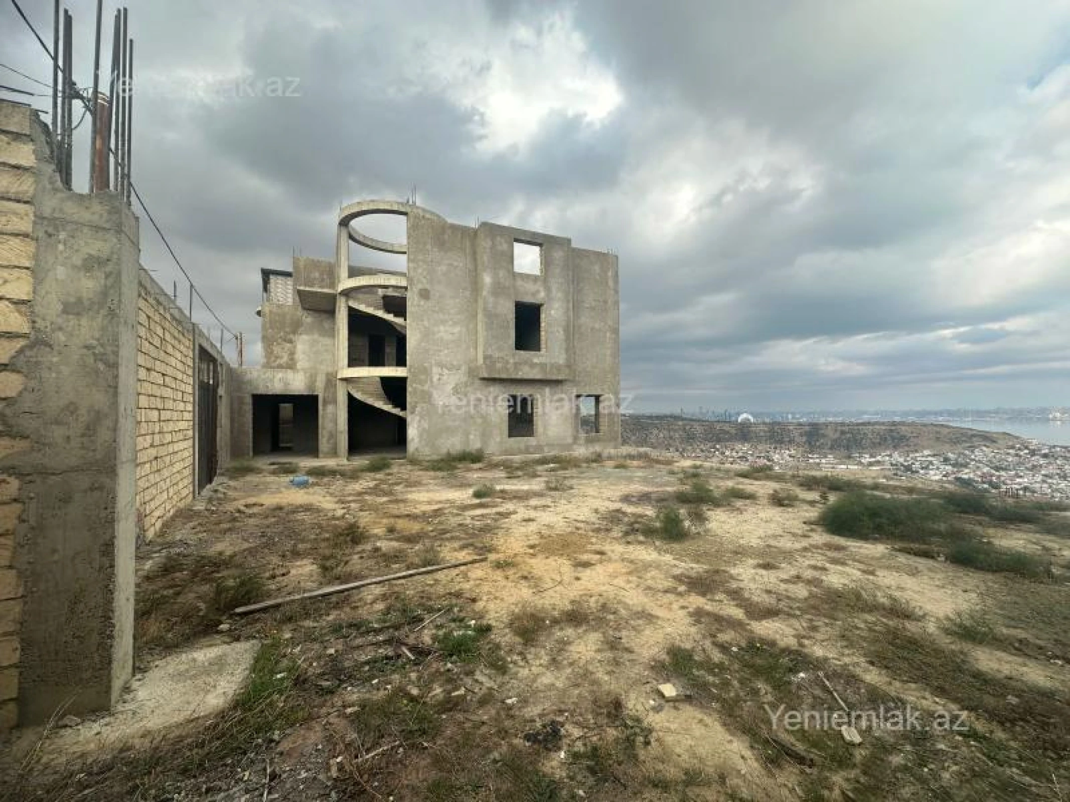 Satılır 10 otaqlı həyət evi 550 m²