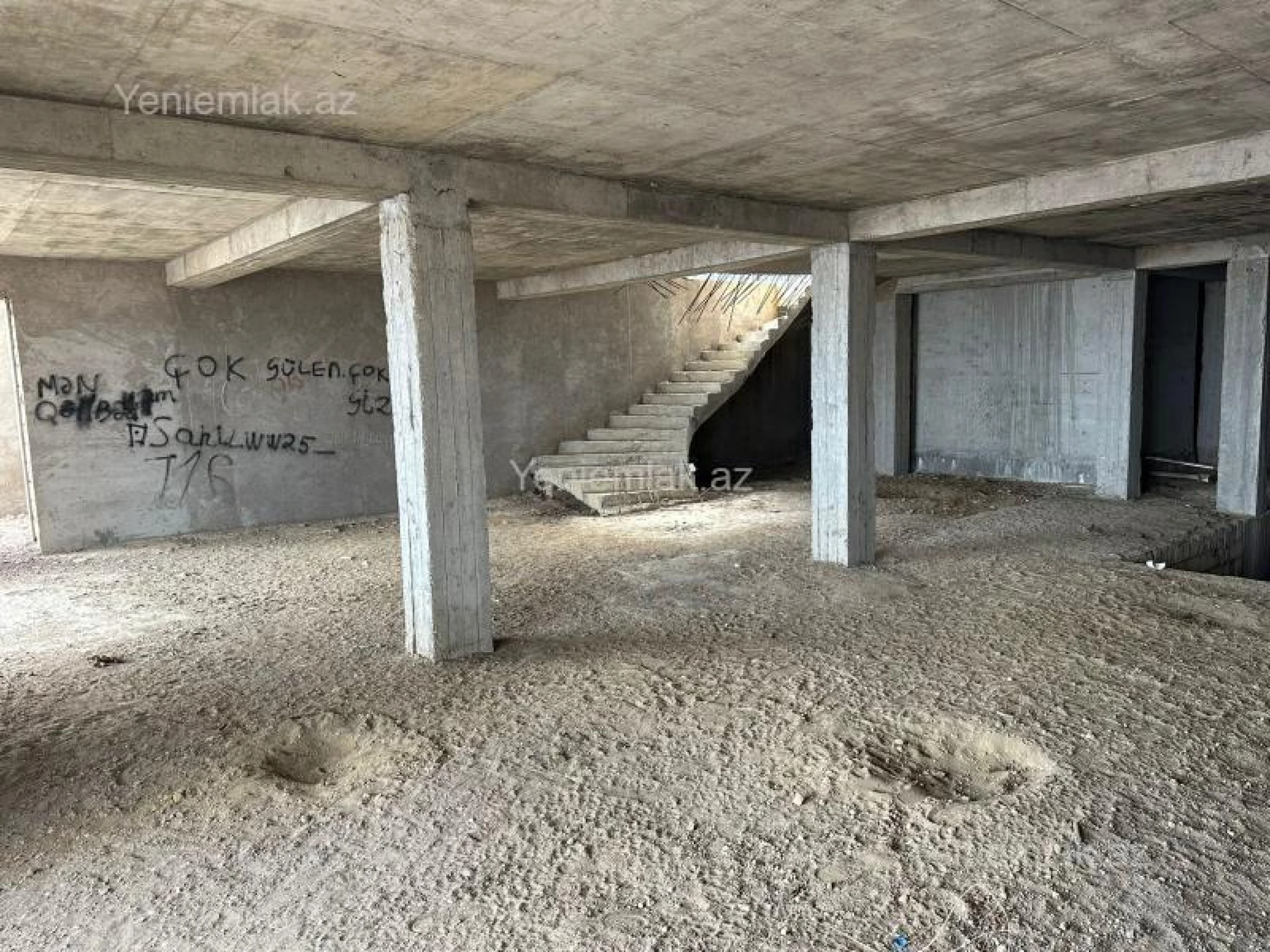 Satılır 10 otaqlı həyət evi 550 m²