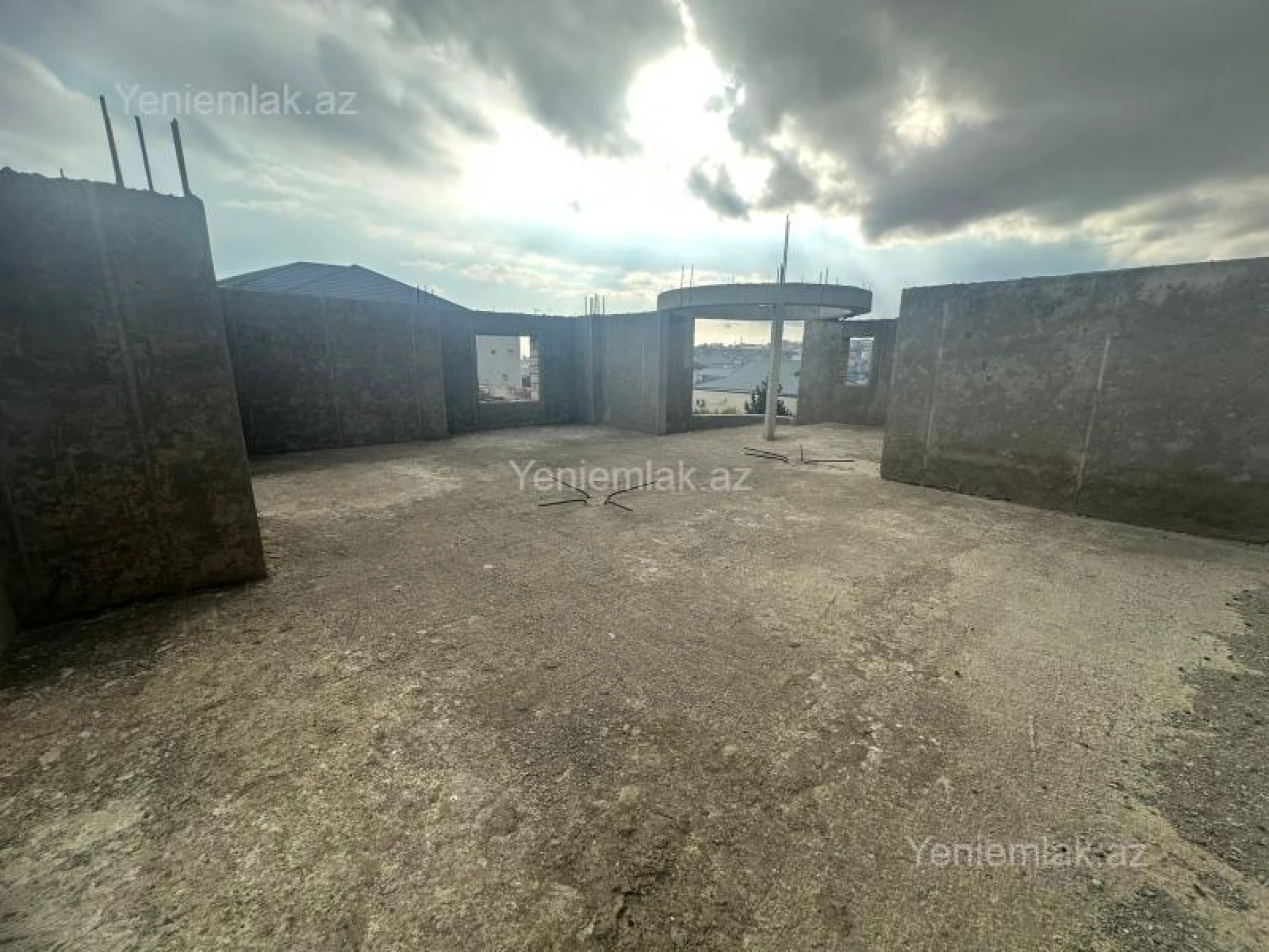 Satılır 10 otaqlı həyət evi 550 m²