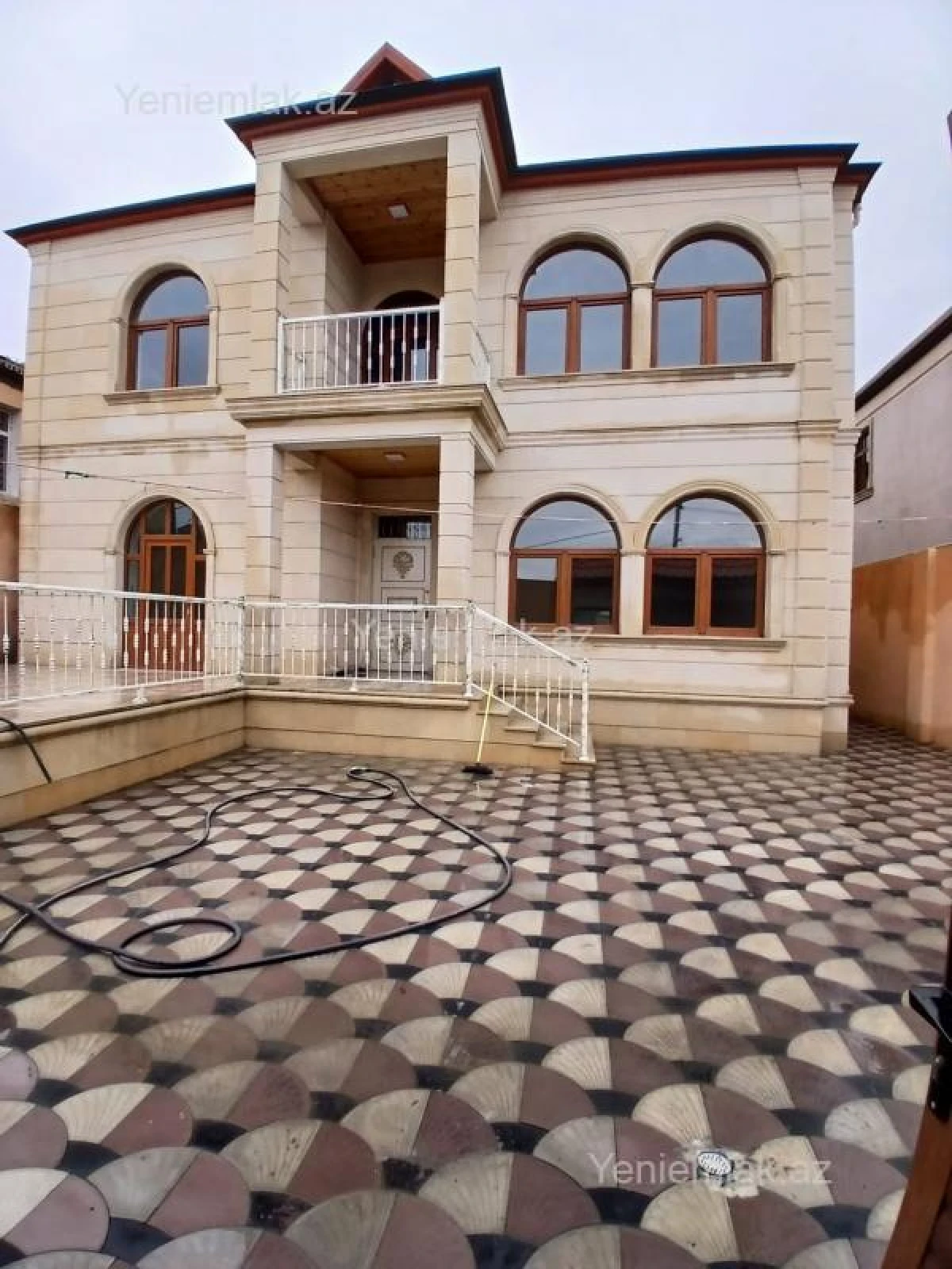 Satılır 6 otaqlı həyət evi 240 m²
