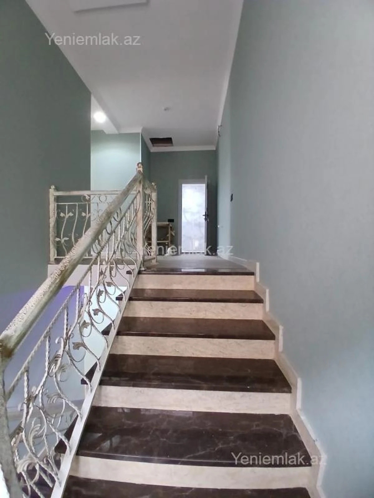 Satılır 6 otaqlı həyət evi 240 m²