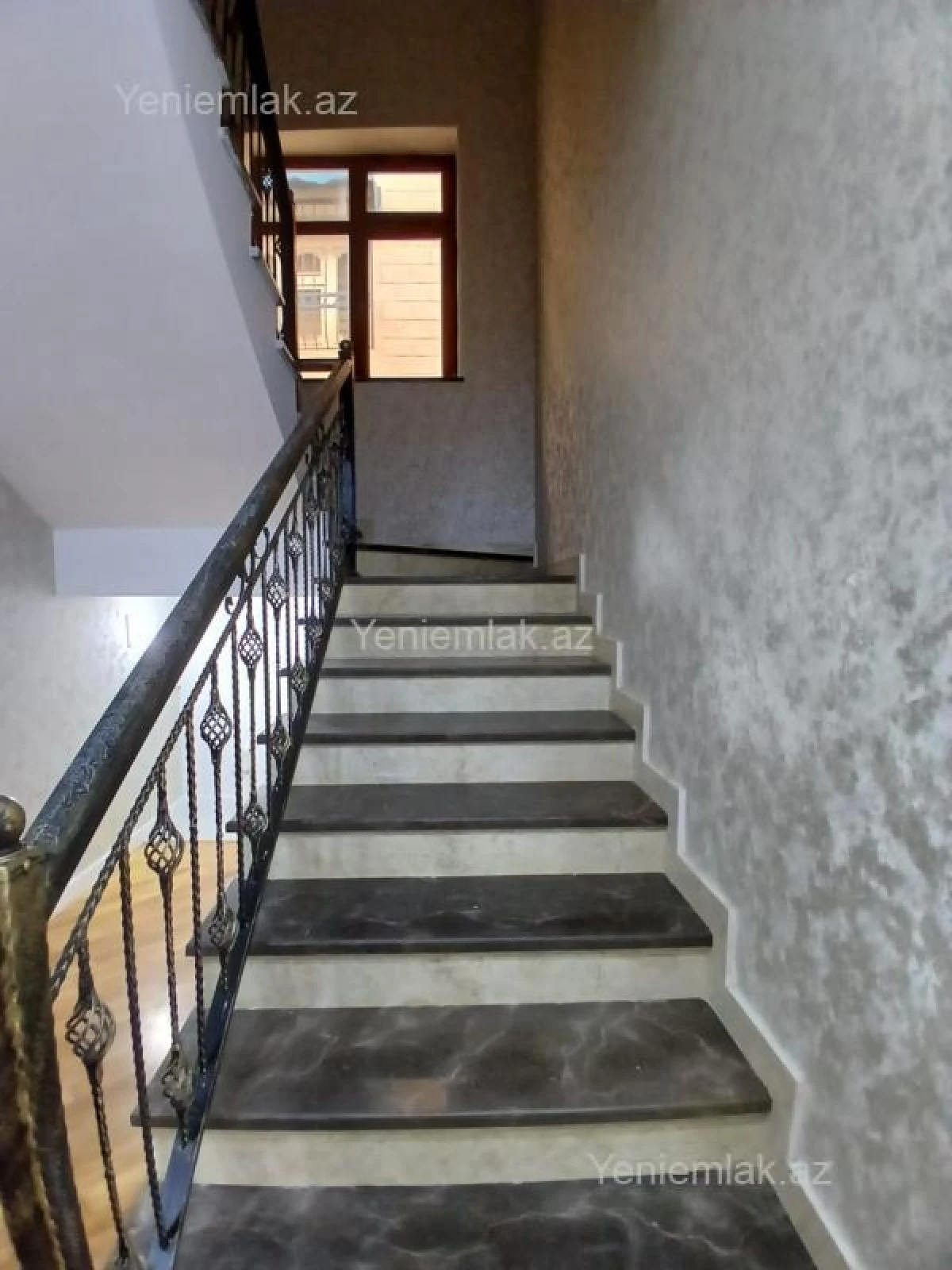 Satılır 6 otaqlı həyət evi 240 m²