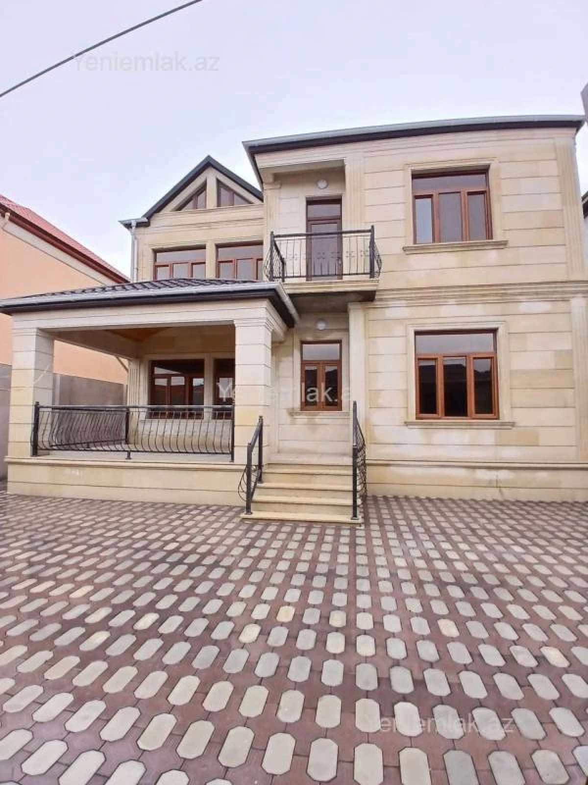 Satılır 6 otaqlı həyət evi 240 m²
