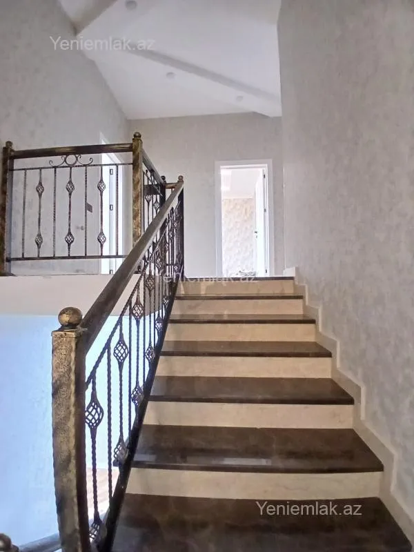 Satılır 6 otaqlı həyət evi 240 m²