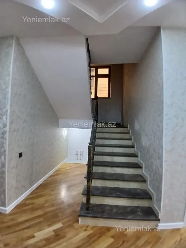 Satılır 6 otaqlı həyət evi 240 m²