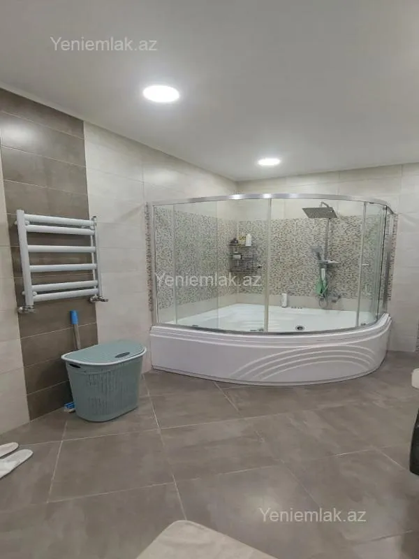 Satılır 5 otaqlı həyət evi 240 m²