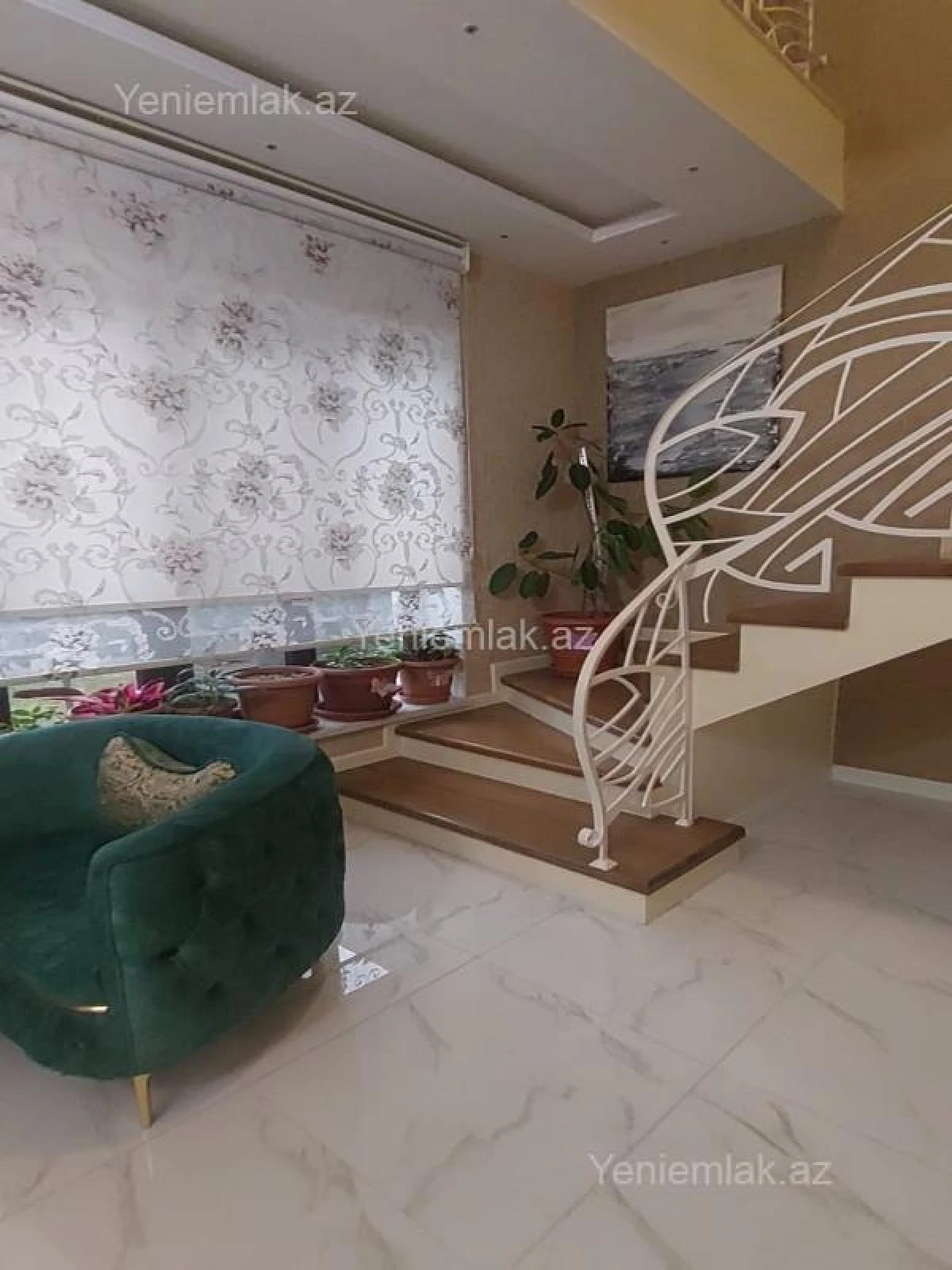Satılır 5 otaqlı həyət evi 240 m²