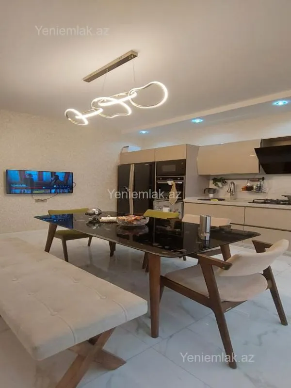 Satılır 5 otaqlı həyət evi 240 m²