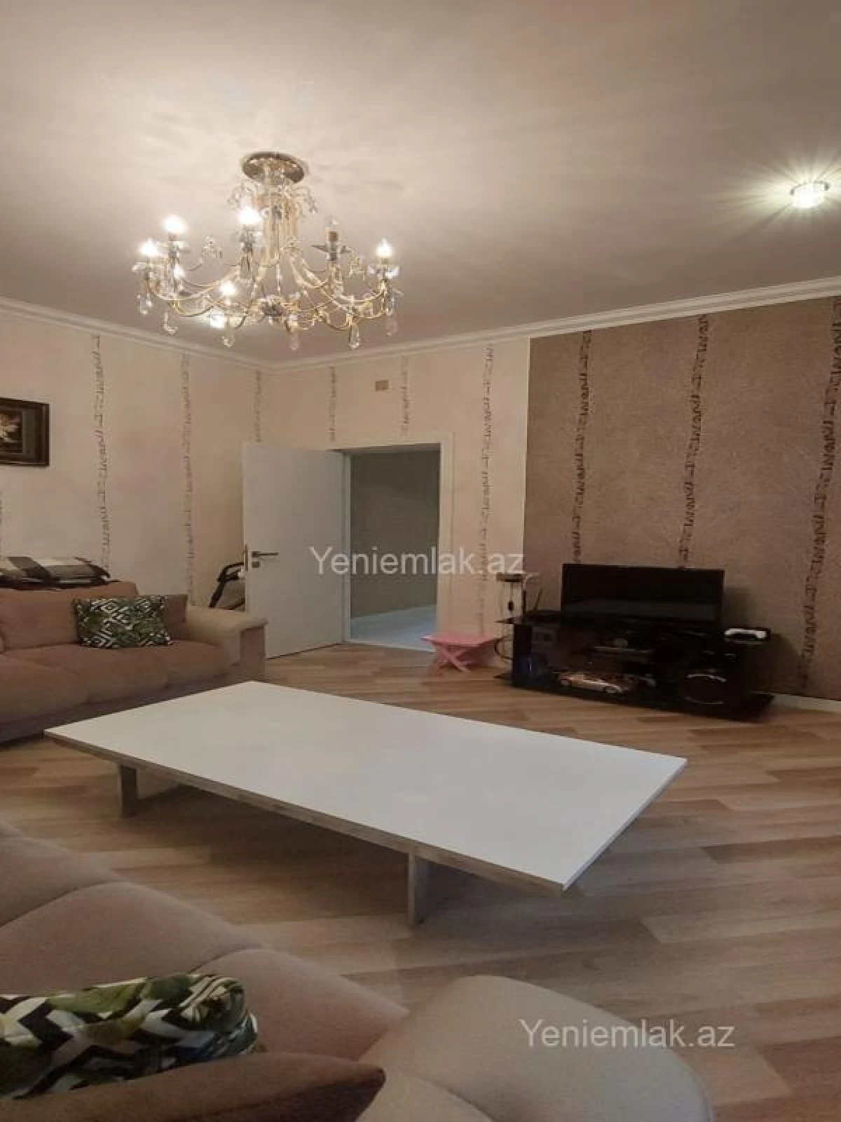 Satılır 5 otaqlı həyət evi 240 m²