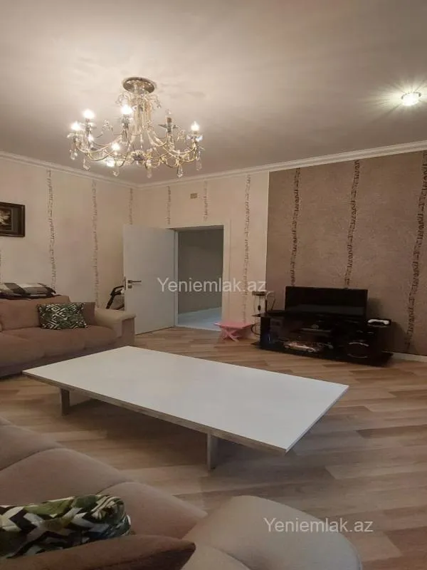 Satılır 5 otaqlı həyət evi 240 m²
