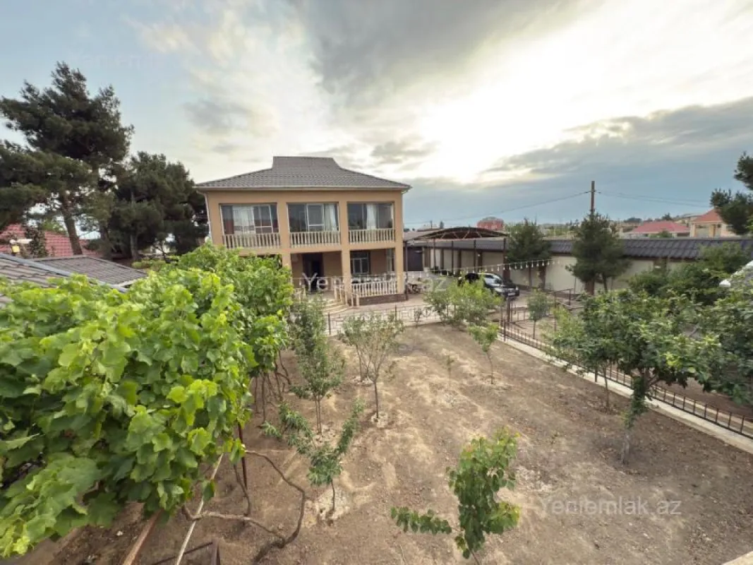 Satılır 5 otaqlı həyət evi 210 m²