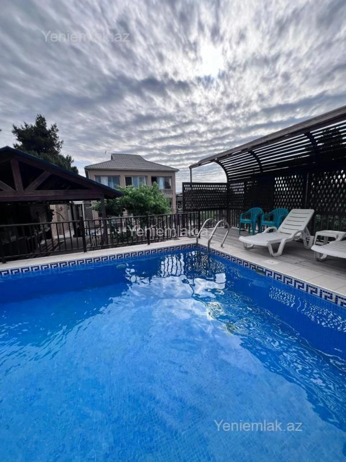 Satılır 5 otaqlı həyət evi 210 m²