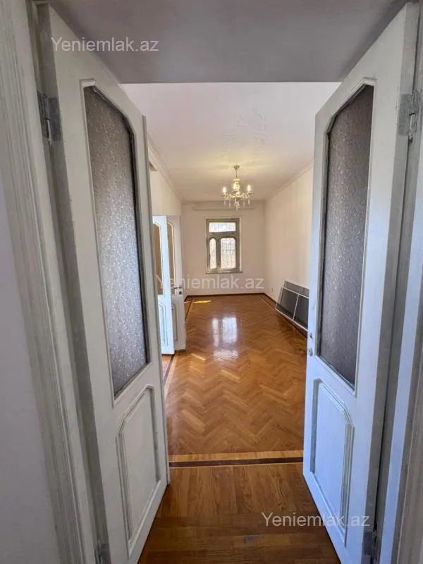 Satılır 2 otaqlı köhnə tikili 65 m²