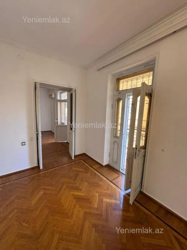 Satılır 2 otaqlı köhnə tikili 65 m²
