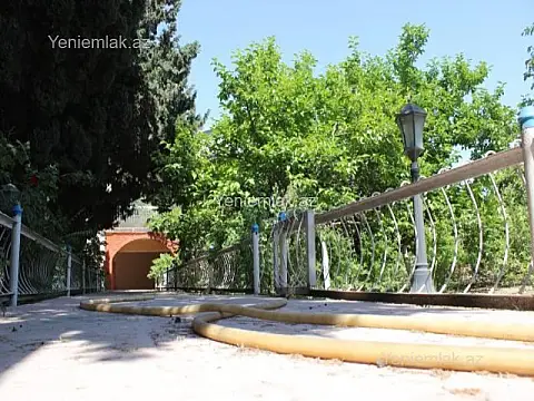 Satılır 8 otaqlı həyət evi 850 m²