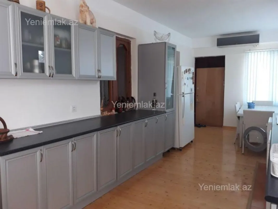 Satılır 8 otaqlı həyət evi 850 m²