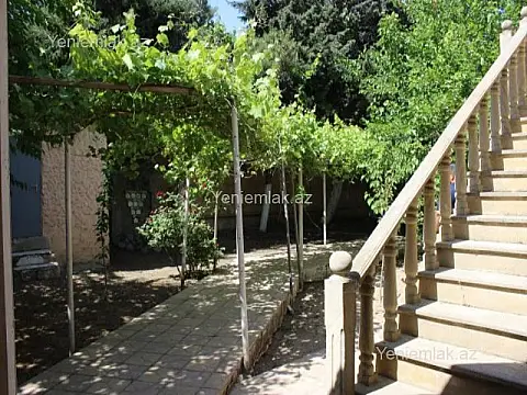 Satılır 8 otaqlı həyət evi 850 m²