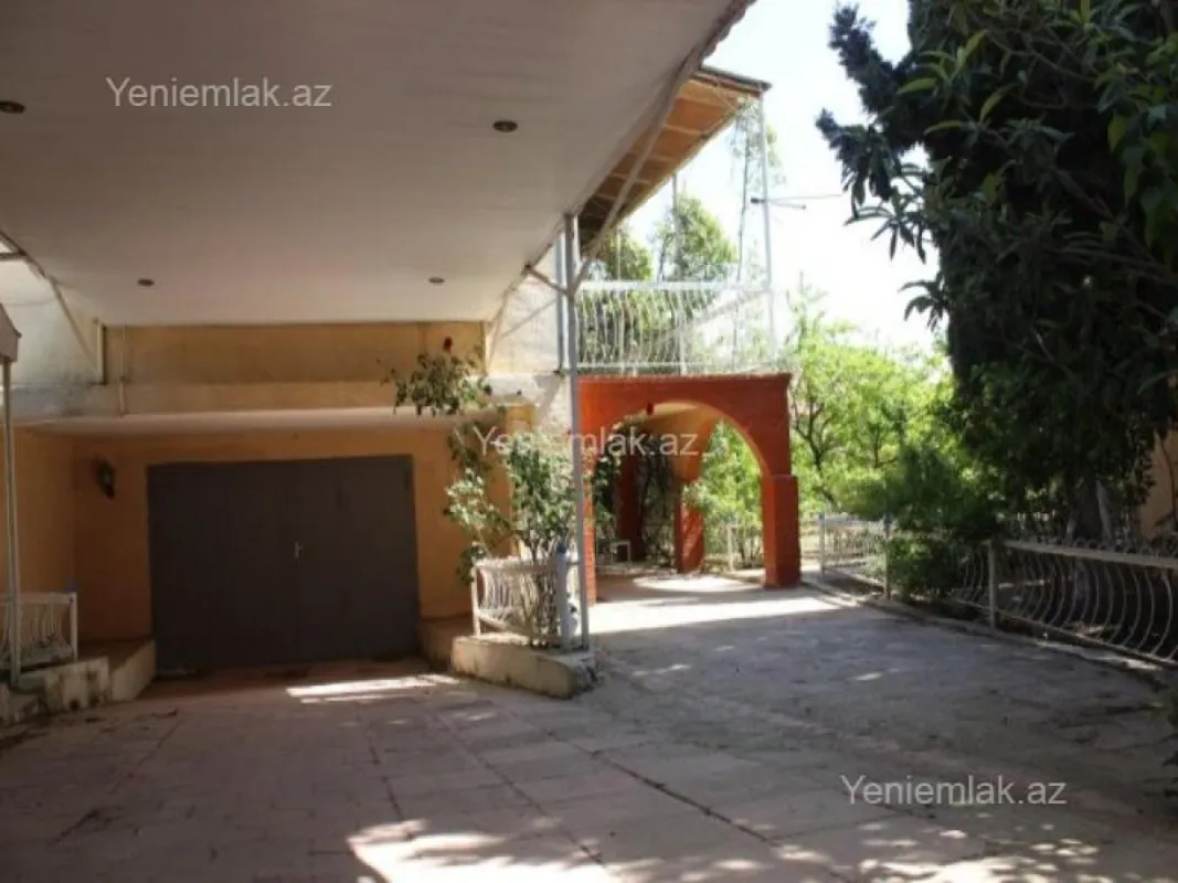 Satılır 8 otaqlı həyət evi 850 m²