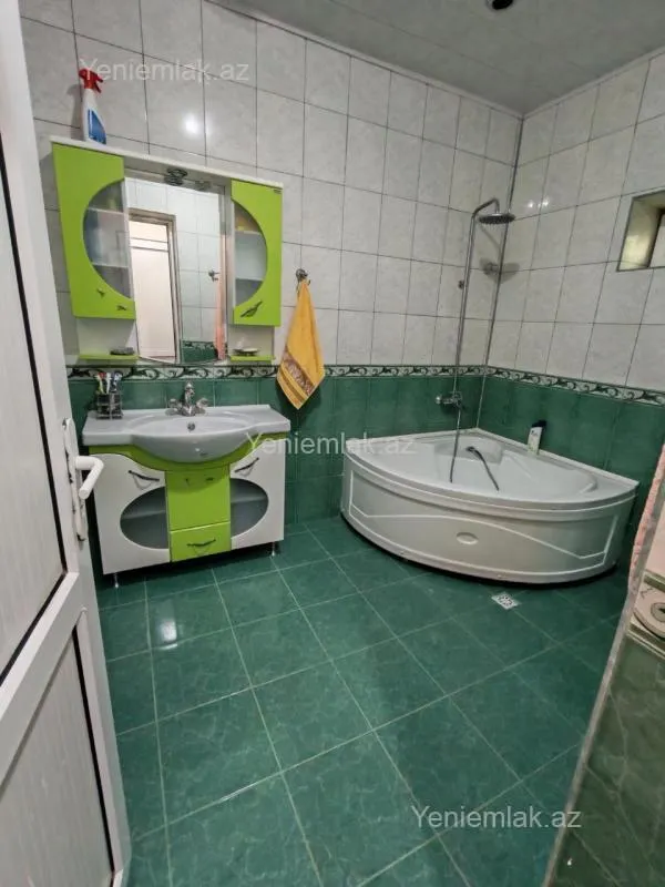 Satılır 5 otaqlı həyət evi 200 m²