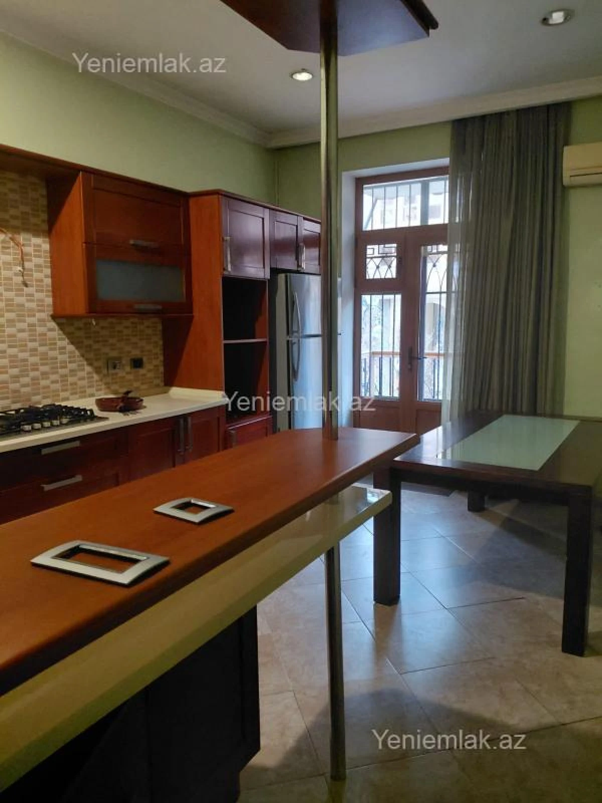 Satılır 4 otaqlı köhnə tikili 180 m²