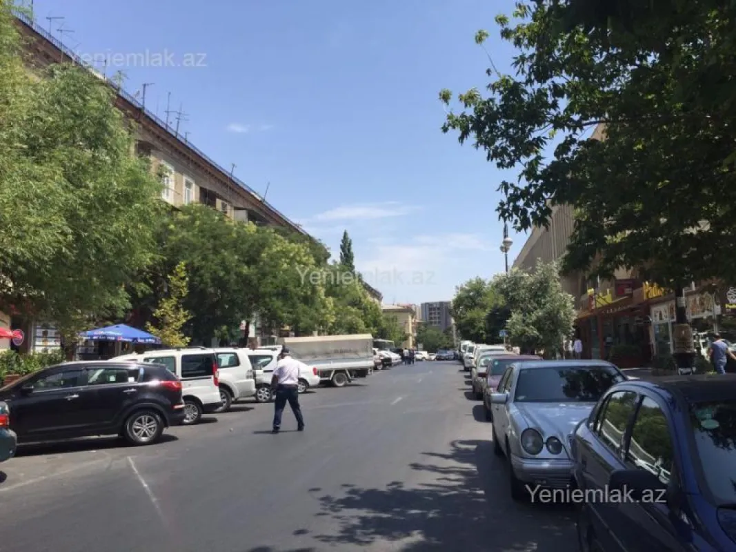 Satılır 4 otaqlı köhnə tikili 180 m²