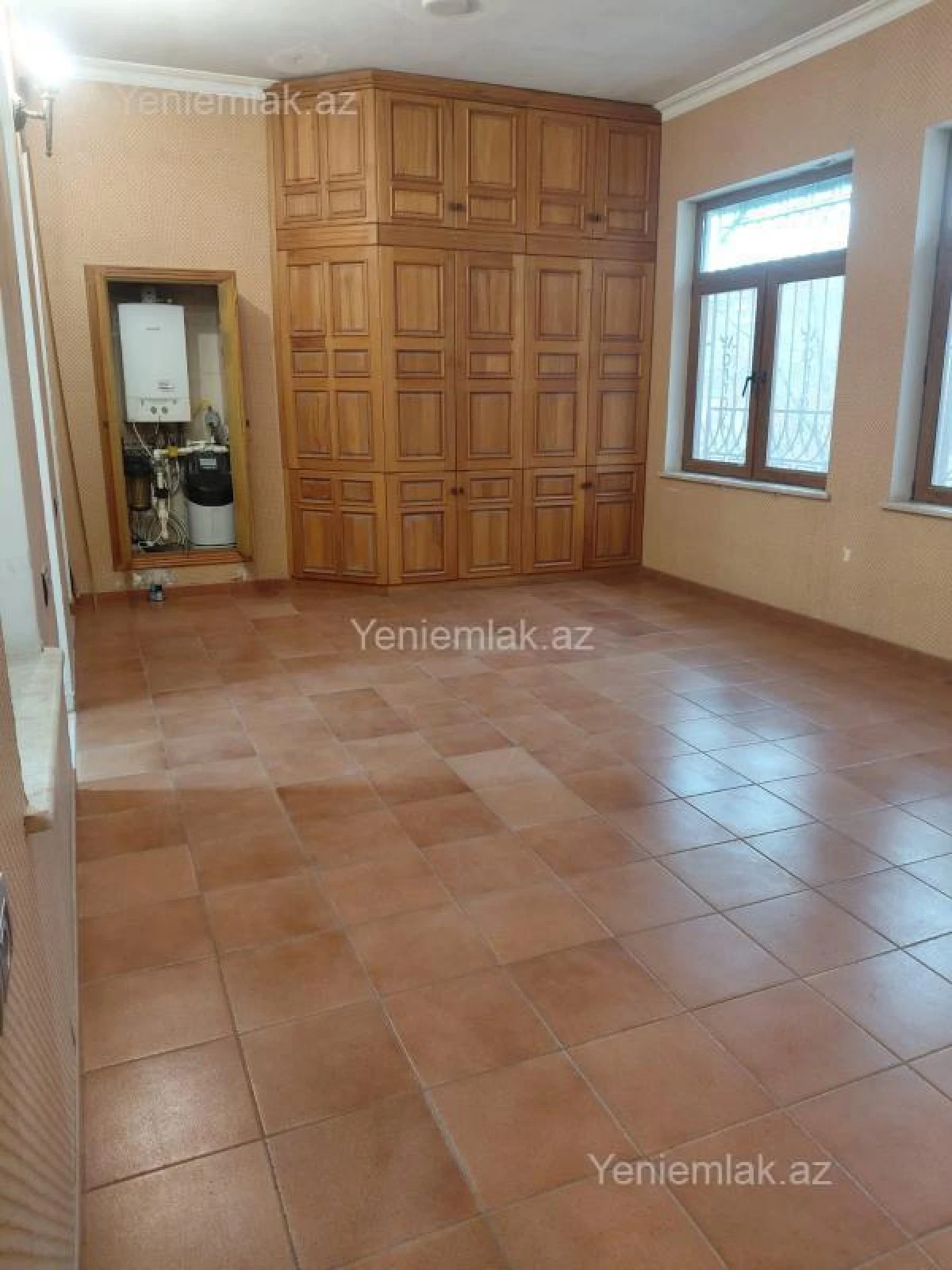 Satılır 4 otaqlı köhnə tikili 180 m²