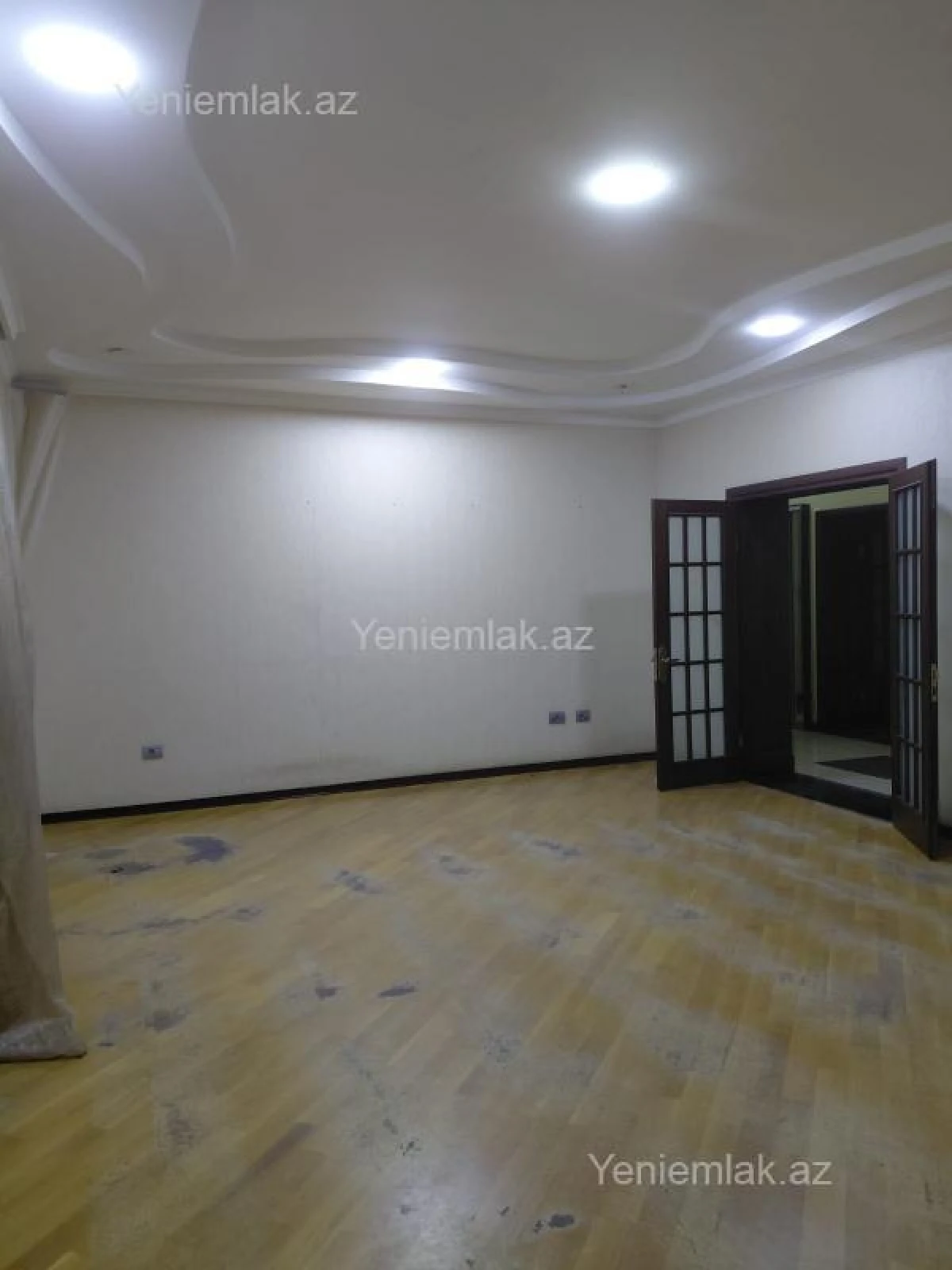 Satılır 4 otaqlı köhnə tikili 180 m²