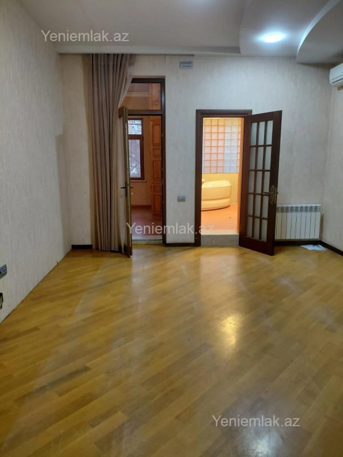 Satılır 4 otaqlı köhnə tikili 180 m²
