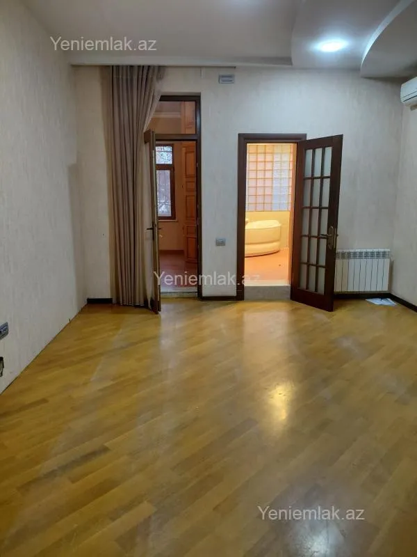 Satılır 4 otaqlı köhnə tikili 180 m²
