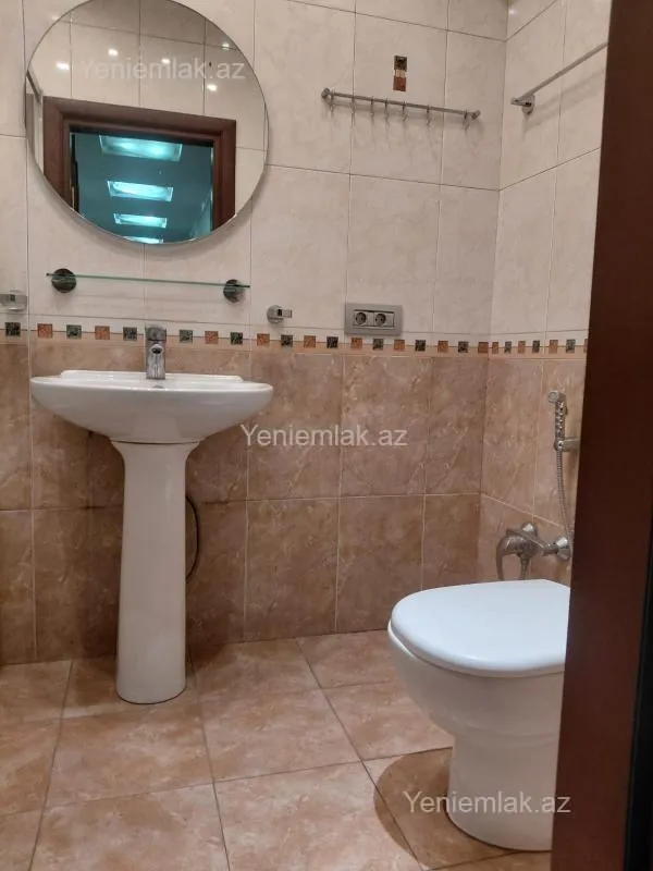 Satılır 4 otaqlı köhnə tikili 180 m²