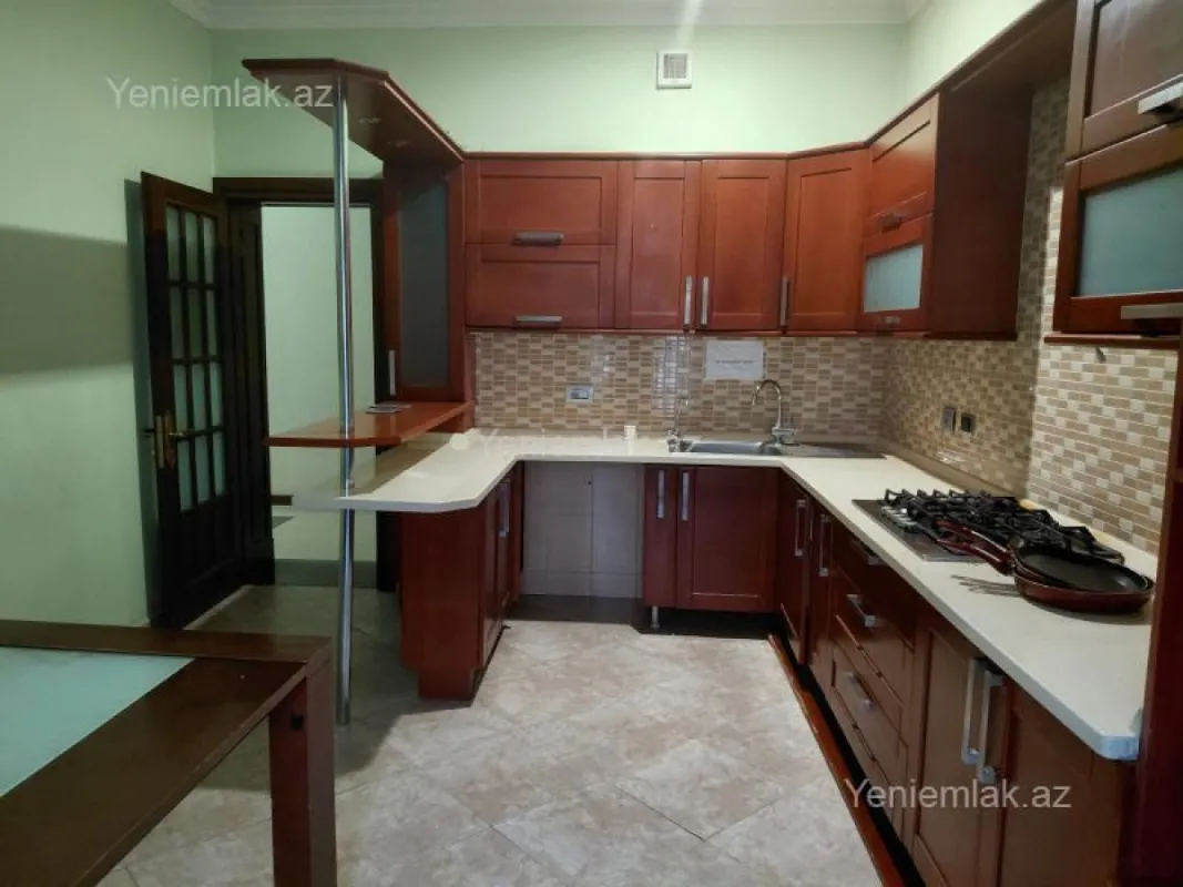 Satılır 4 otaqlı köhnə tikili 180 m²