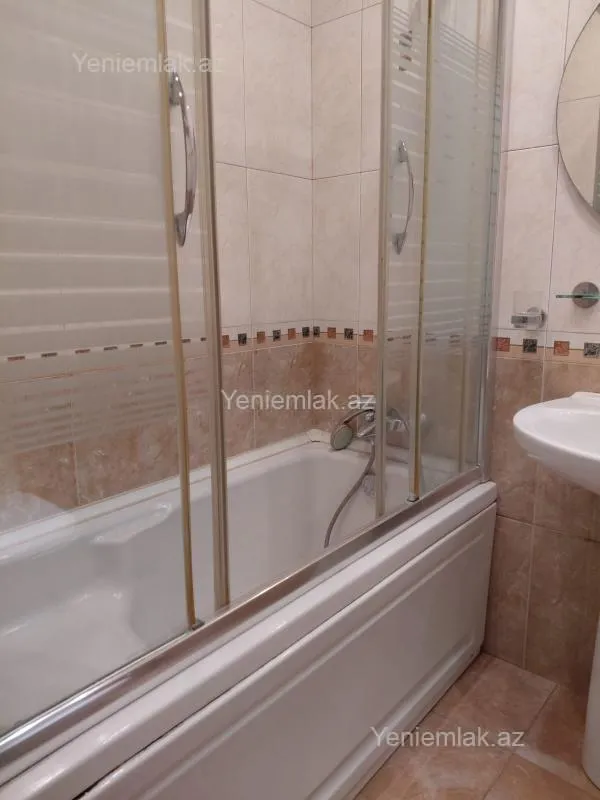 Satılır 4 otaqlı köhnə tikili 180 m²