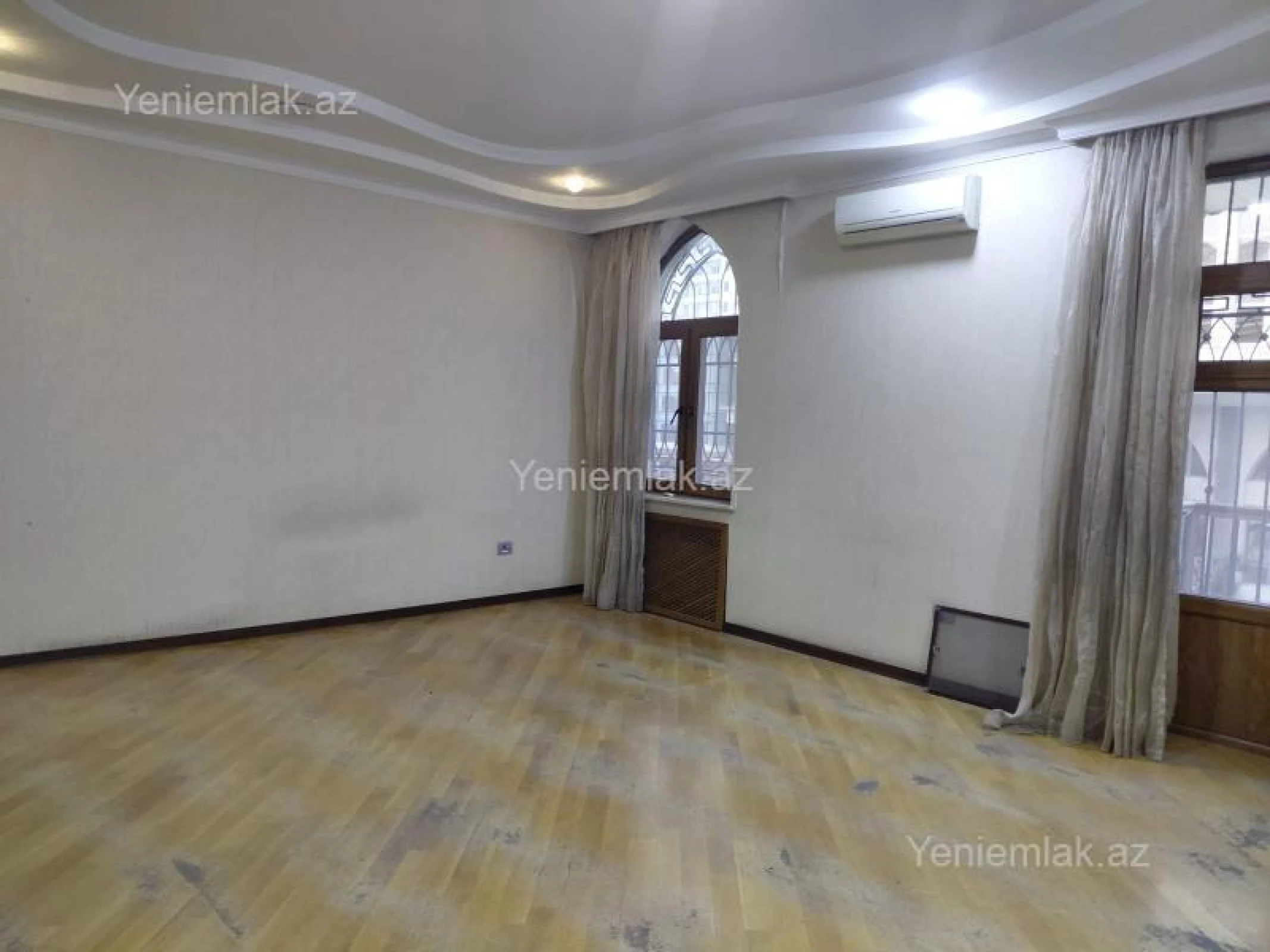 Satılır 4 otaqlı köhnə tikili 180 m²