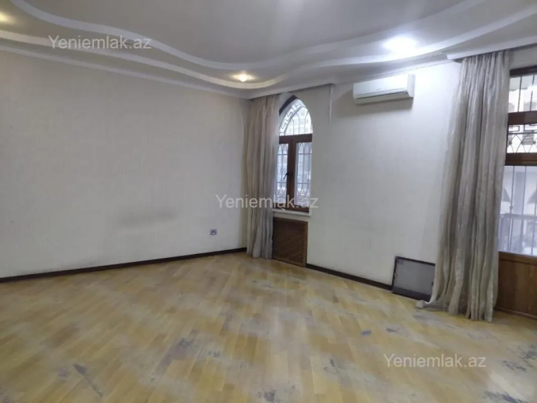 Satılır 4 otaqlı köhnə tikili 180 m²