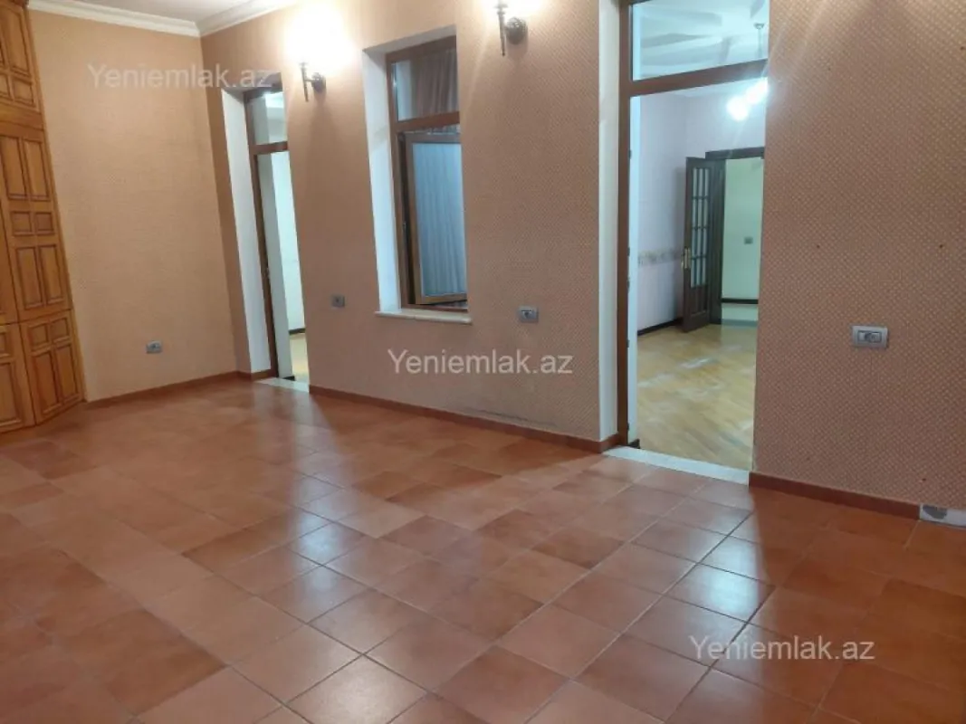 Satılır 4 otaqlı köhnə tikili 180 m²